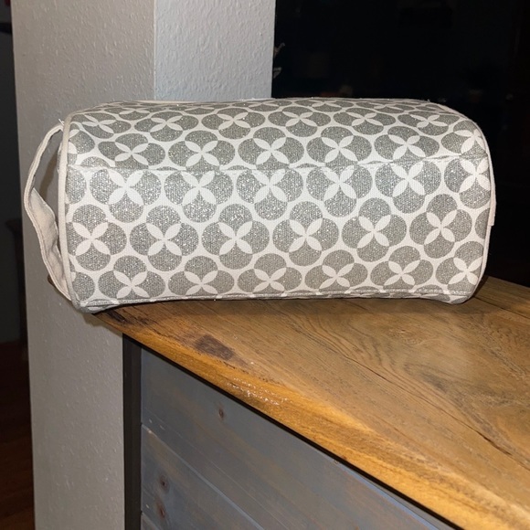 Audrey & Lewis Sparkly Silver & White Travel Bag - Picture 7 of 13